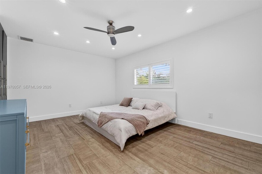 Building Photo - 3231 Salzedo St