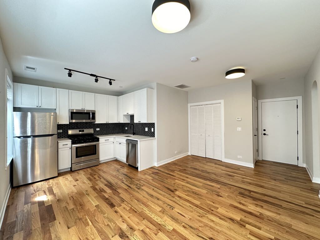 Building Photo - 643 W Wrightwood Ave