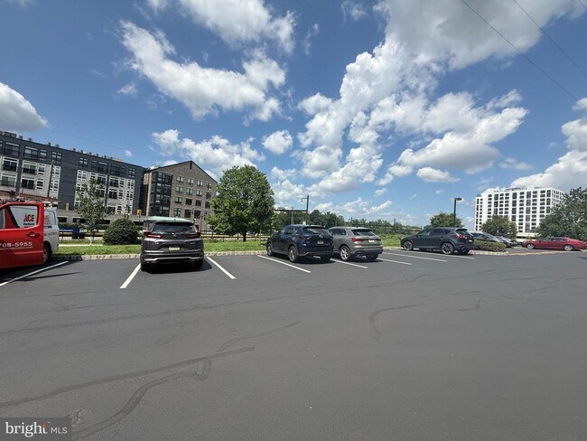Building Photo - 350 W Elm St