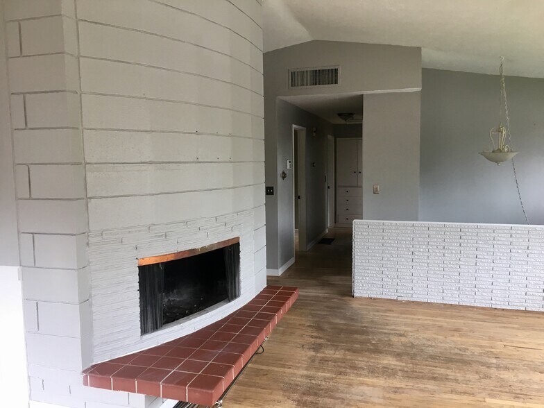 Upstairs Living Room - 3512 East Ben Burr Boulevard