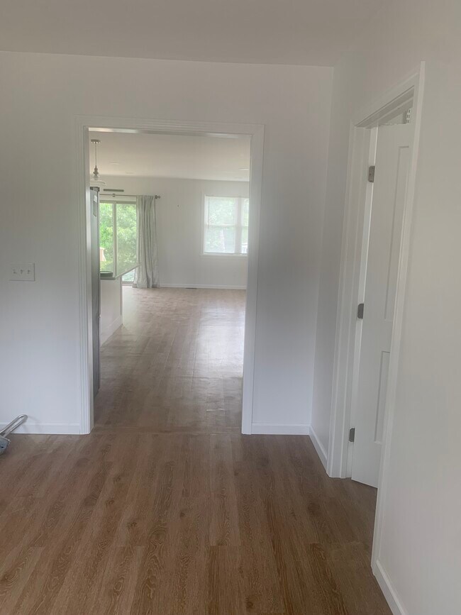 Building Photo - 8 Lakeview Dr