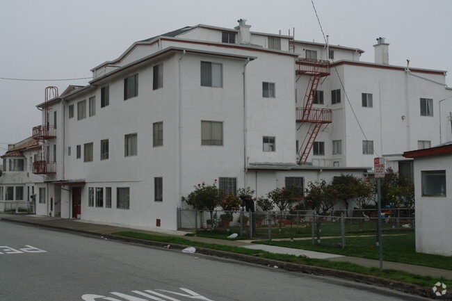 Primary Photo - 146-150 Gardiner Ave