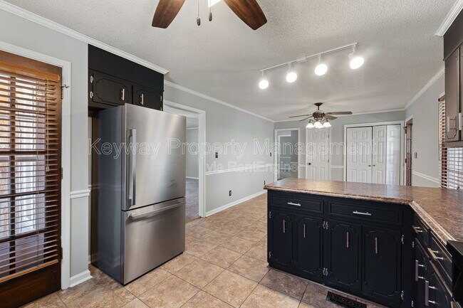 Building Photo - 255 Silver Maple Rd
