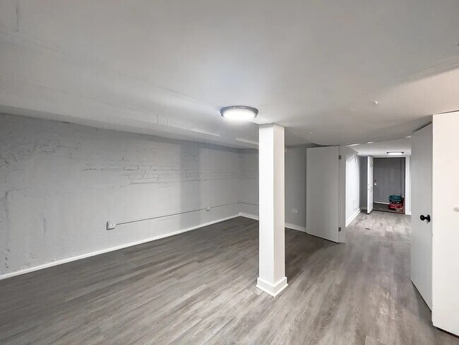 Building Photo - 3649 W Montrose Ave