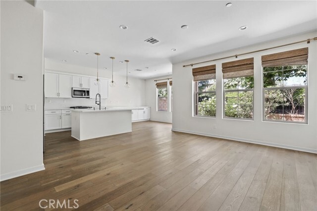 Building Photo - 216 Finch