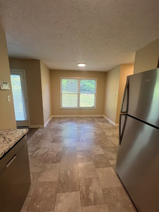 Building Photo - 3413 Clearwater Dr