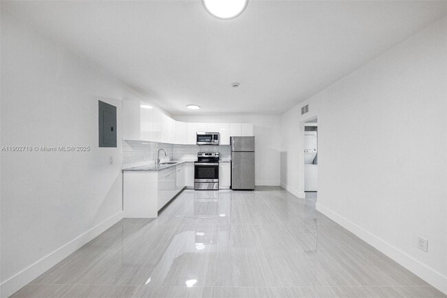 Building Photo - 1050 NE 129th St