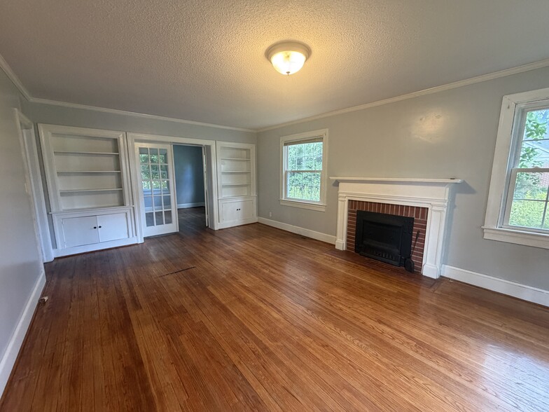 Building Photo - 905 Rountree Ave
