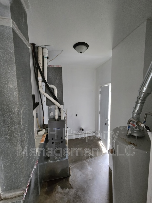 Building Photo - 1338 N Volutsia