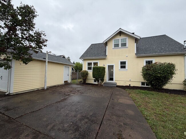 Building Photo - 3 Bedroom 1.5 Bath Single Family house on ...