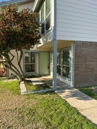 Building Photo - 2717 Meadow Park Dr