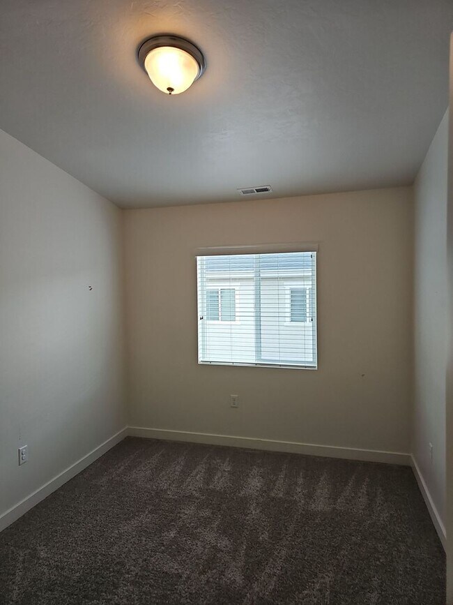 Building Photo - August free! 3 Bed/3.5 Bath Town Home for Rent in Bluffdale!