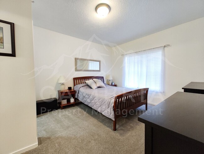 Building Photo - 4340 S Highland Dr
