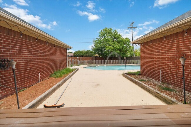 Building Photo - 2502 Chapel Hill Dr