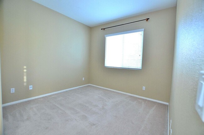 Building Photo - 4Br/3-1/2 bathroom Home