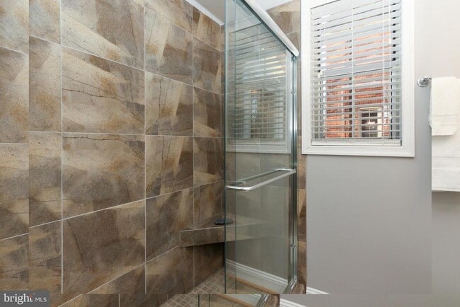 Building Photo - 1800 Queens Ln