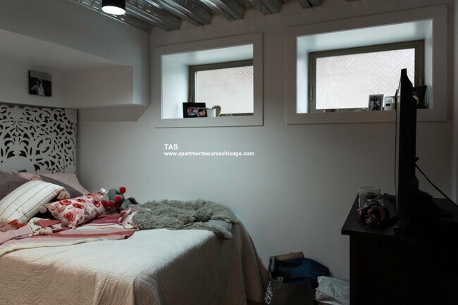 Building Photo - Massive Condo Quality 2 Bed / 2.5 Bath Duplex Down in Wrigleyville!