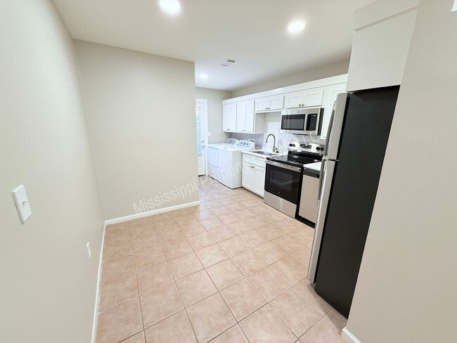 Building Photo - Renovated 2BR/1BA For Rent