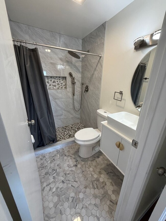 Building Photo - Updated 2 Bedroom 2 Bathroom Condo with Pool, Spa and Parking. Offering 6 month lease.