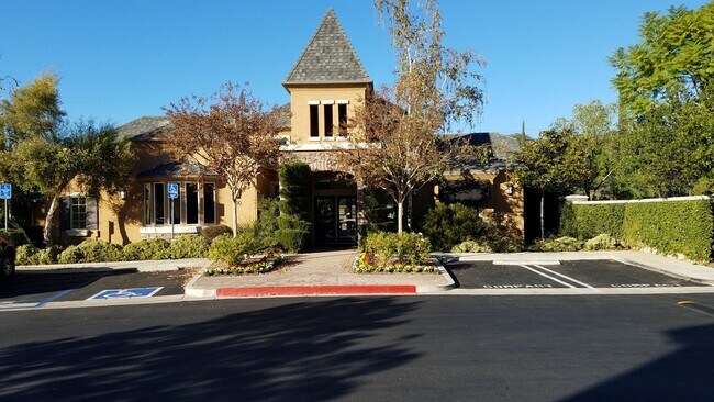 Building Photo - Bordeaux 1 + 1 Condo in Santa Clarita!