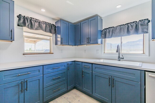 Building Photo - Charming 3 bedroom 2 bath Home with acreage