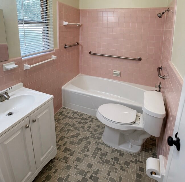 Building Photo - 205 E Crestmont Dr