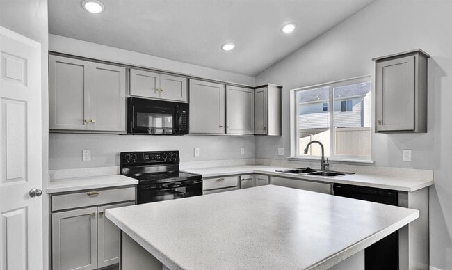 Building Photo - Welcome to this stunning 4-bedroom, 2-bathroom home located in the vibrant community of Caldwell,...