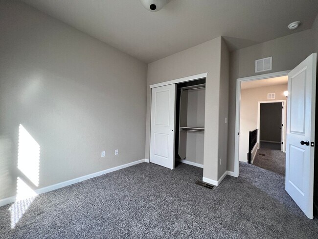 Building Photo - Upper Valley 3 Bedroom 2.5 Bath Townhome