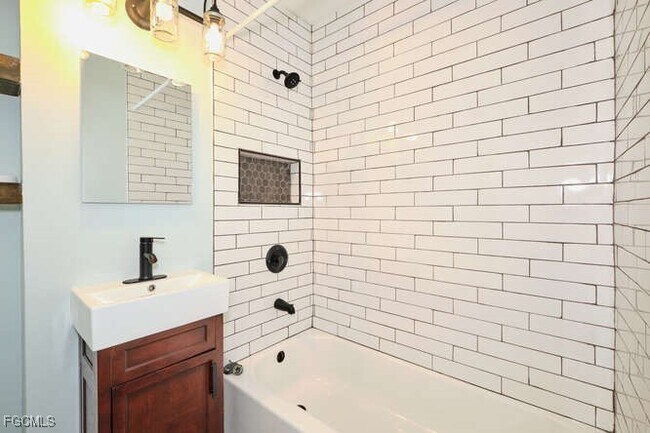 Building Photo - 4370 Deleon St