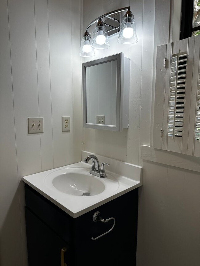 Building Photo - Cabin
