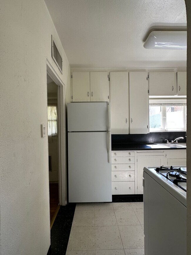 Building Photo - 1115 S Maple Ave