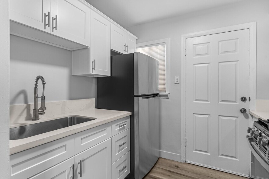 Building Photo - 2652 E 15th St