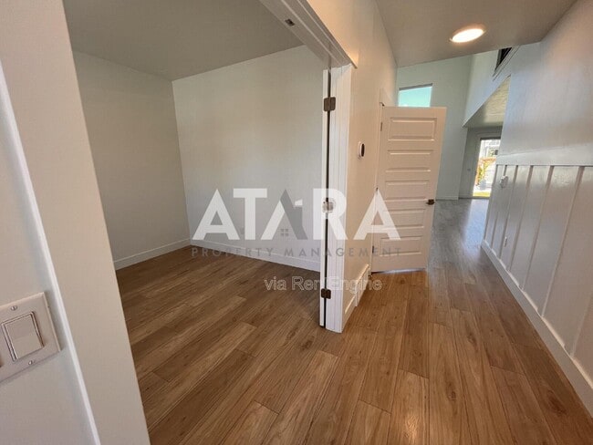 Building Photo - 909 Sagehill Dr