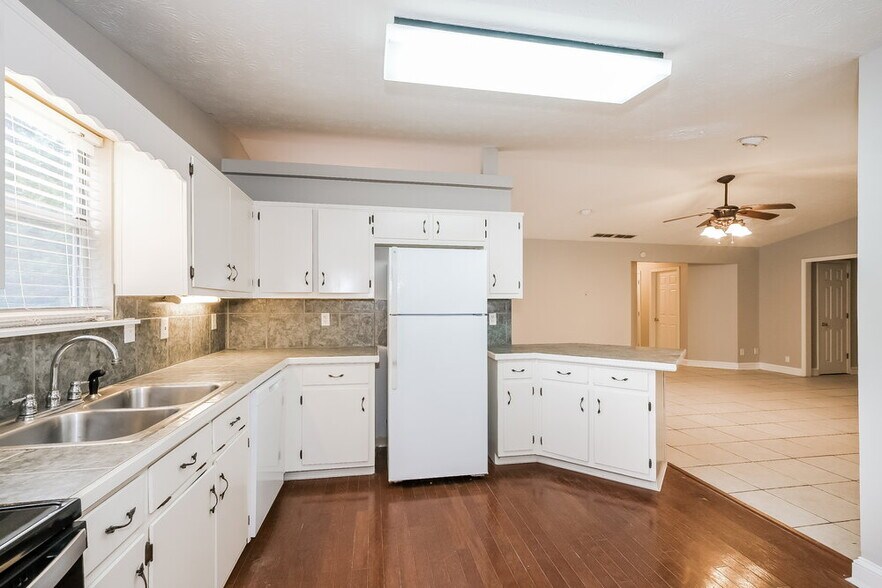 Building Photo - 831 Jefferson Dr SW