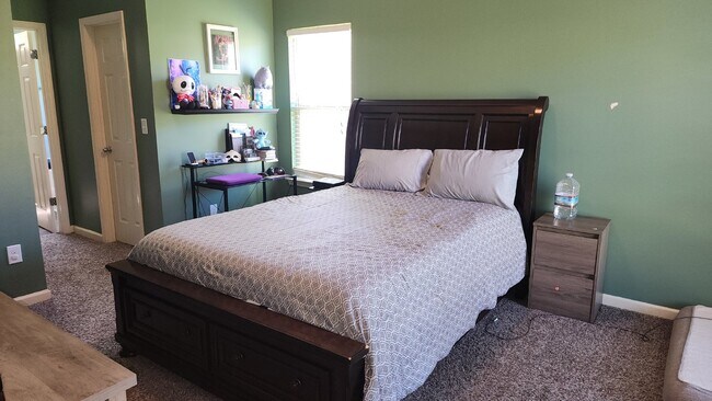 Building Photo - Convenient to west gate of Ft Moore