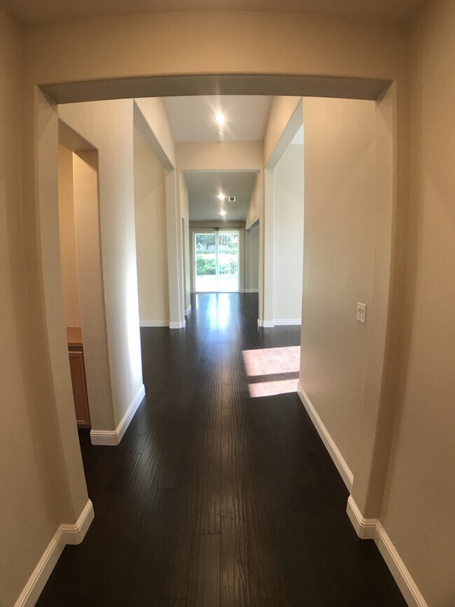 Building Photo - Gorgeous NW Home 4 Bed/3 Bath $2,800 Depos...
