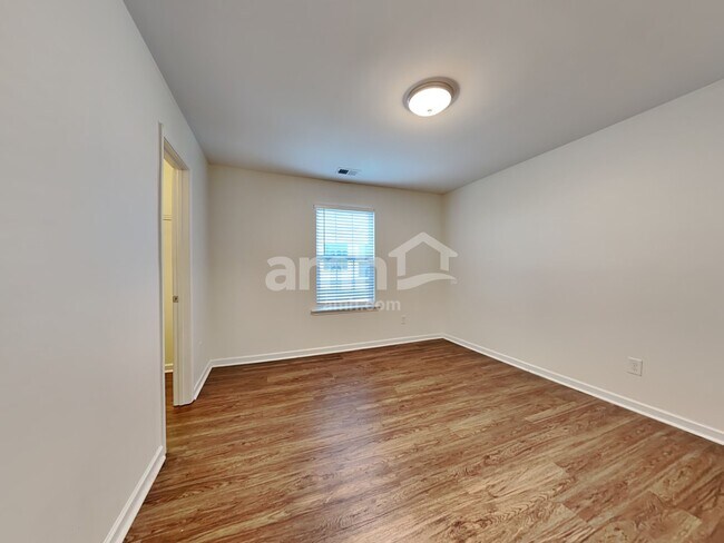 Building Photo - 614 Redbud Ln