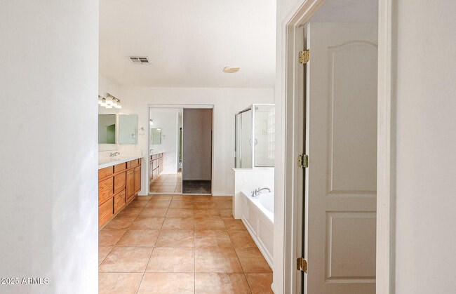 Building Photo - 7015 W Southgate Ave