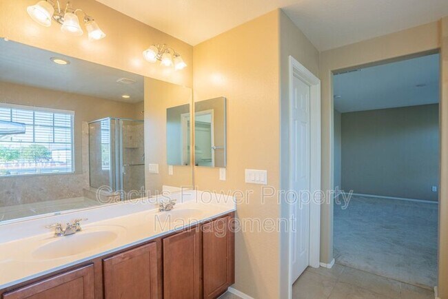 Building Photo - 533 N Ranger Trail