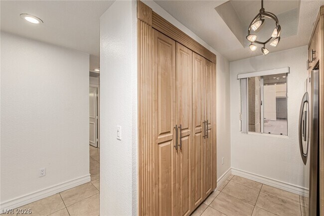 Building Photo - 210 E Flamingo Rd