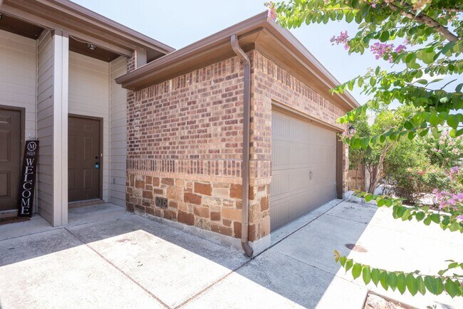 Building Photo - Nice 3 Bedroom Duplex located in New Braunfels!
