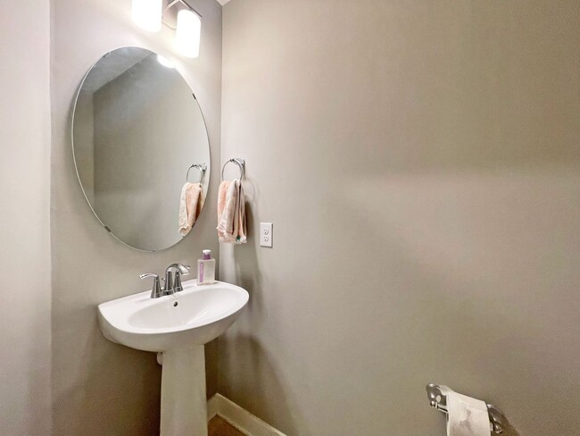 Building Photo - Spacious 2-Story End-Unit Townhome with Huge Bonus Room-Office is like Brand New!