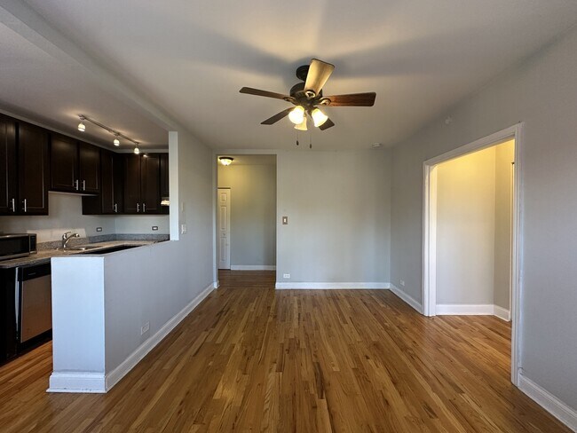 Building Photo - 4742 N Hermitage Ave