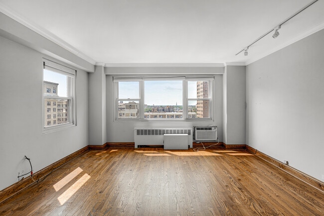Building Photo - 2909 N Sheridan Rd