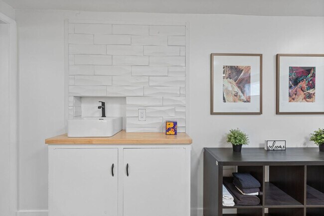 Building Photo - Style Meets Location 3 Bedroom 3 Bathroom Single Family Home - Must See