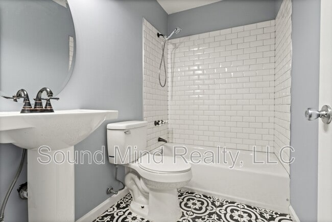Building Photo - 305 Golf Course Dr
