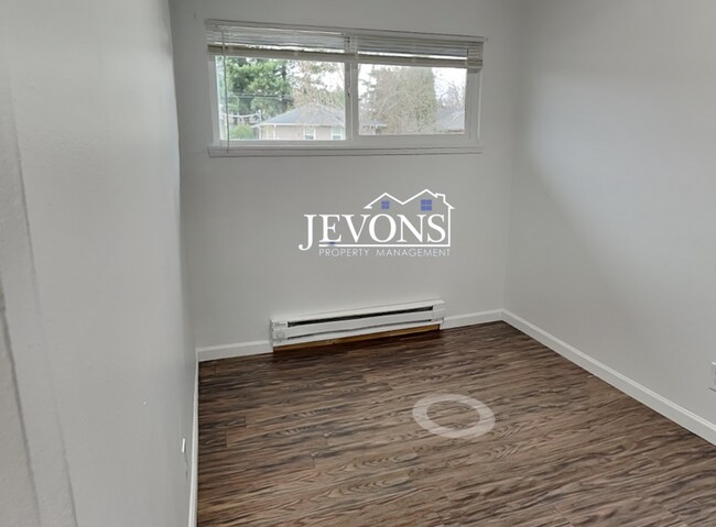 Building Photo - Charming 2-bedroom apartment just minutes from Pritchard Island Beach, with easy access to I-5