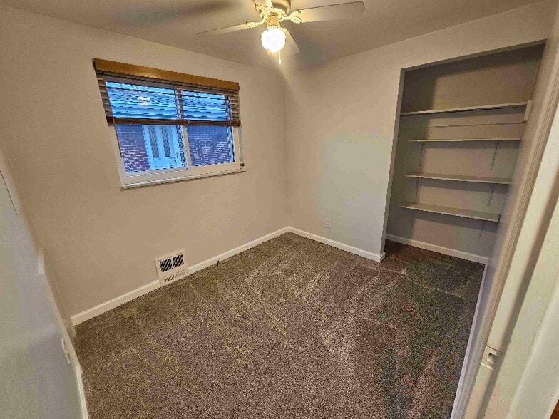 Building Photo - 1606 Greentree Rd