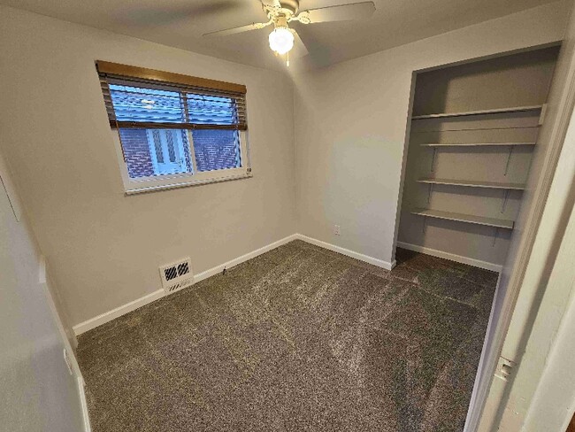 Building Photo - 1606 Greentree Rd