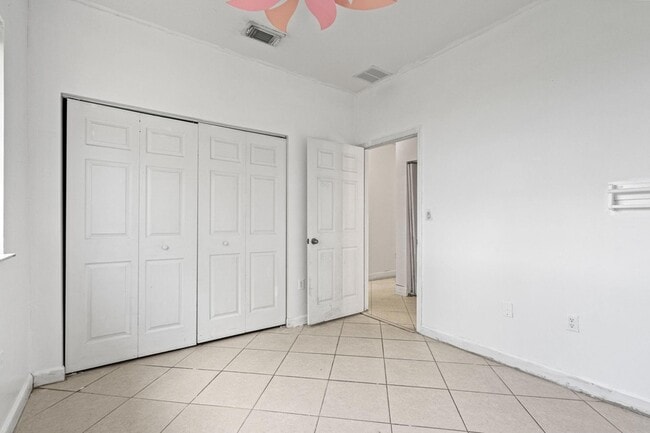 Building Photo - 2552 NE 41st Ave